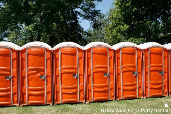 a lineup of clean and well-maintained portable loos for workers in Pekin, IL